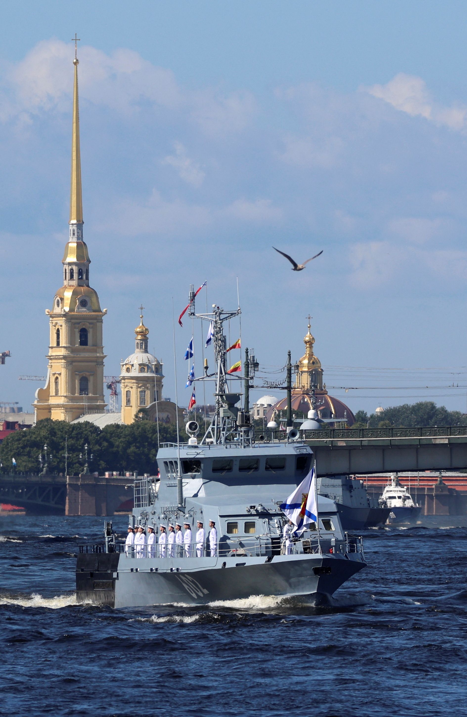 رژه نیروی دریایی روسیه در سن‌پترزبورگ؛ پوتین از دریافت ۳۰ کشتی جدید خبر داد