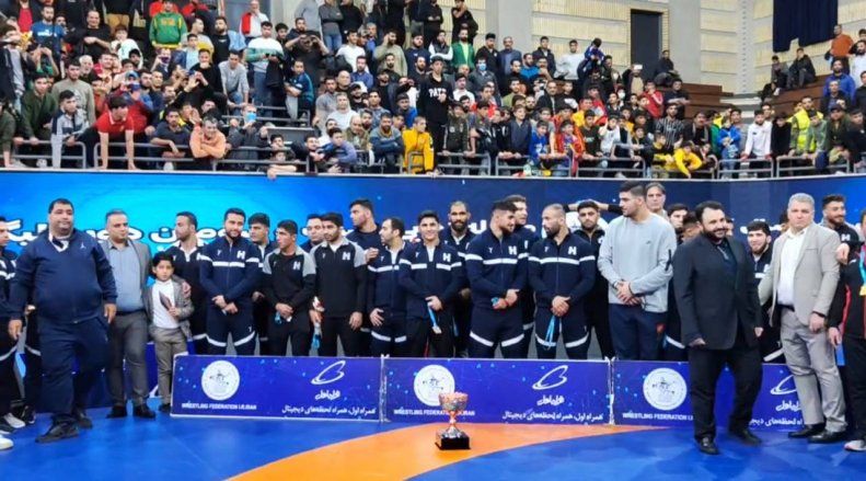 اعتراض علنی به دبیر؛ نایب‌قهرمان لیگ برتر کشتی، جام را نپذیرفت