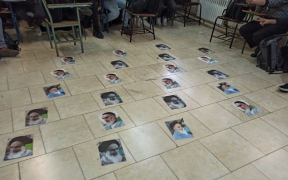 عکسهای خمینی زیر پای دانشآموزان در کف کلاس درس