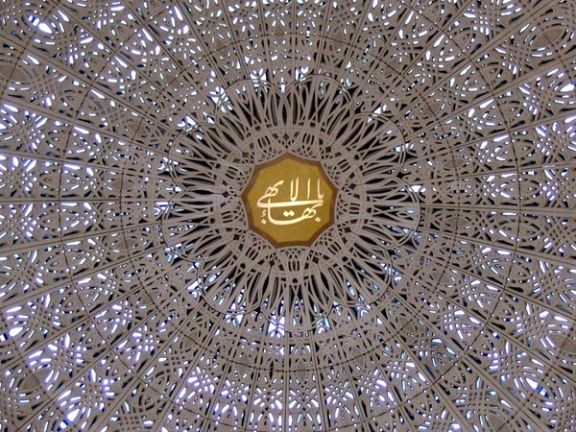 بعد غلق متاجرهم خلال أعياد بهائية.. التحقيق مع تجار بهائيين وتفتيش منازل آخرين في إيران