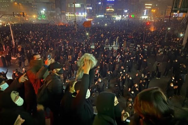 أكثر من 800 شخصية سينمائية تدين قتل وتعذيب المحتجين في إيران