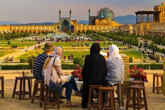 Foreign tourists in the Iranians city of Esfahan (Isfahan)
