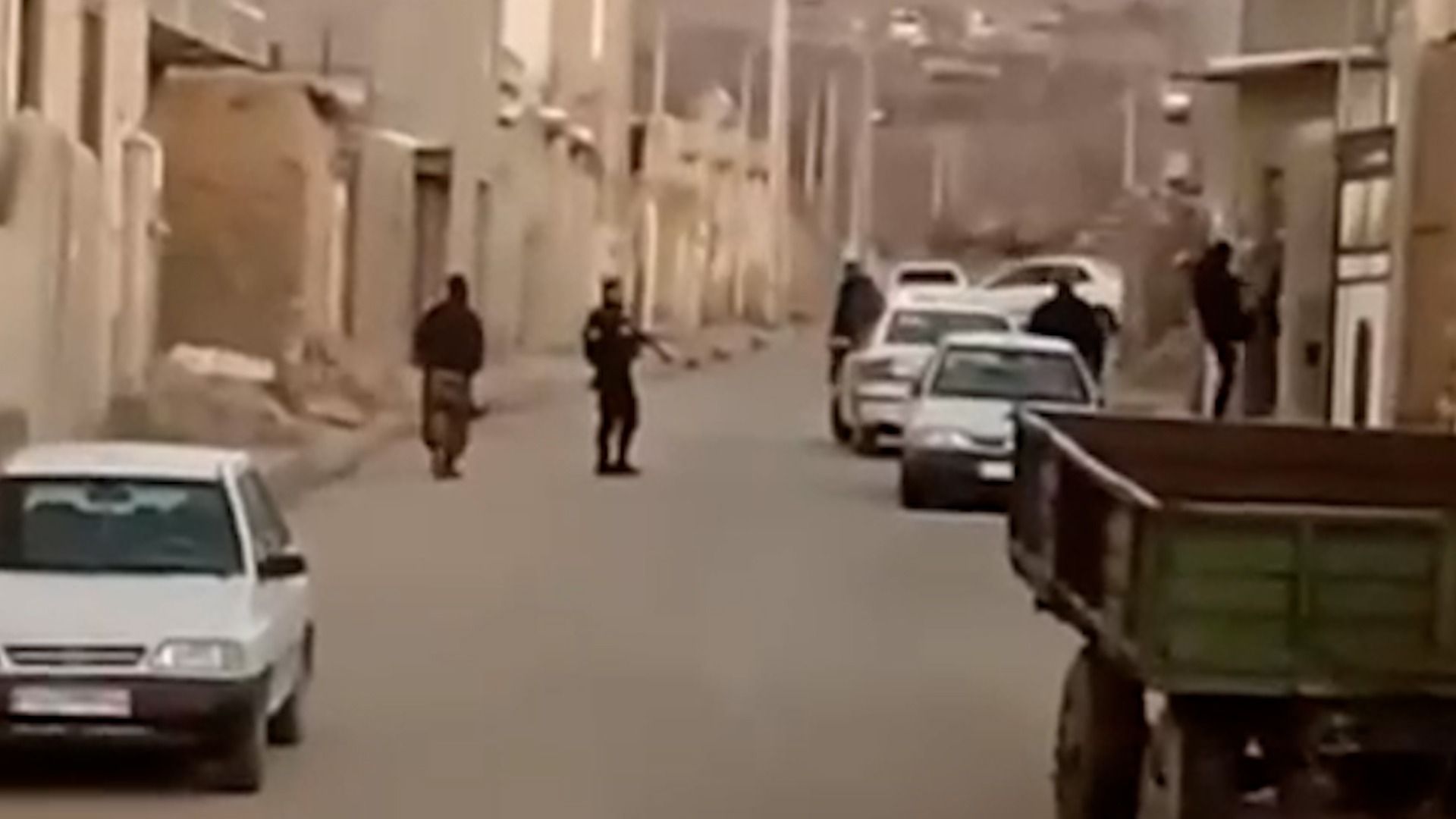 نیرو‌های امنیتی پس از محاصره روستای چنار اسد‌آباد در همدان صد‌ها نفر را بازداشت کردند