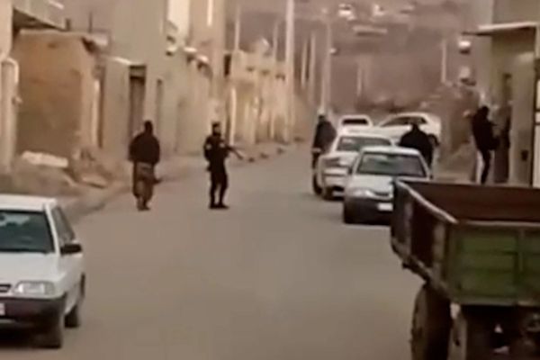 نیروهای امنیتی پس از محاصره روستای چنار اسدآباد در همدان صدها نفر را بازداشت کردند