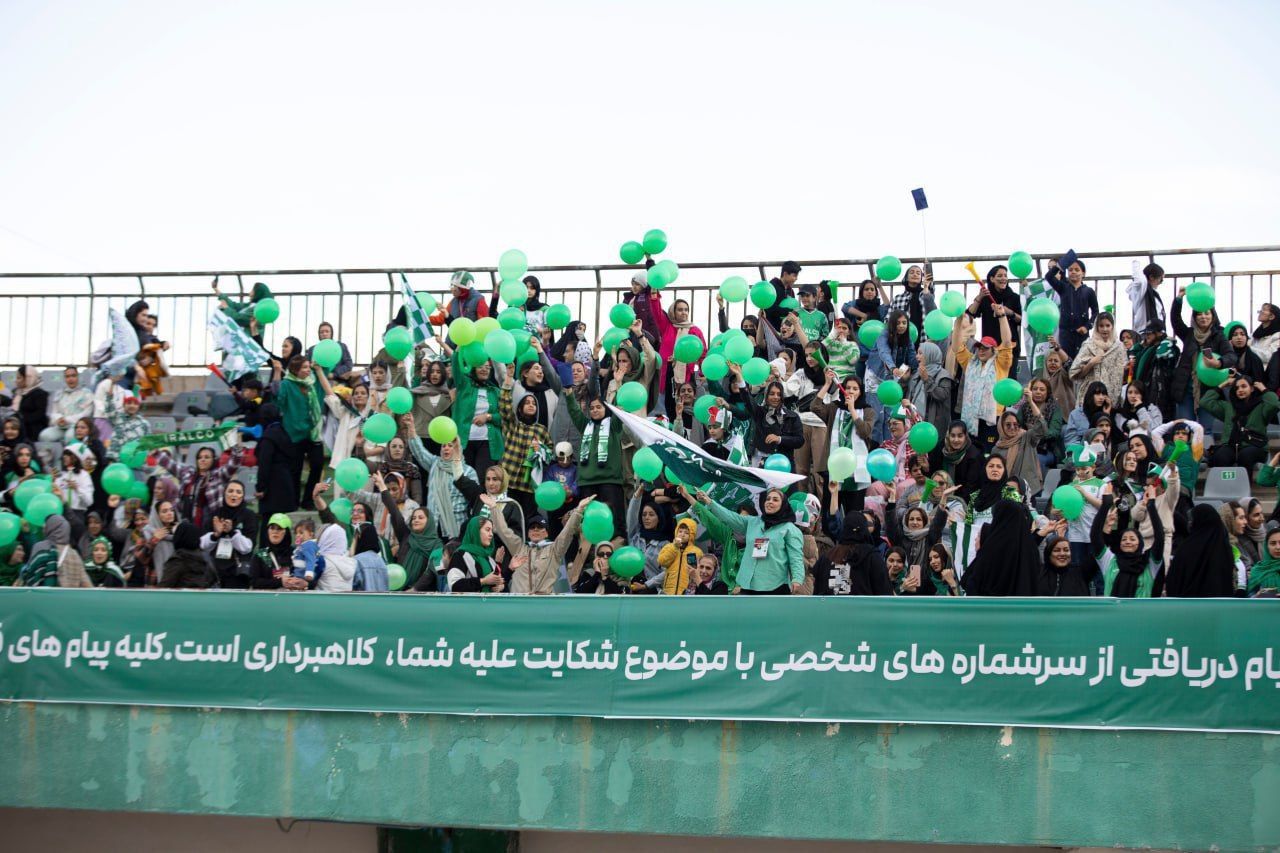 «جیمی‌جامپ زن و گرانترین آغوش دنیا»؛ ورود زنان به استادیوم اراک هم ممنوع شد
