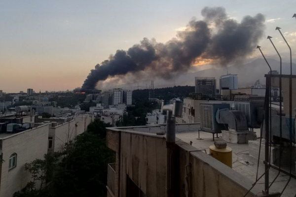 "حقيبة الحياة" تثير جدلا في إيران.. مخاوف من الحرب وتكلفة فوق الطاقة