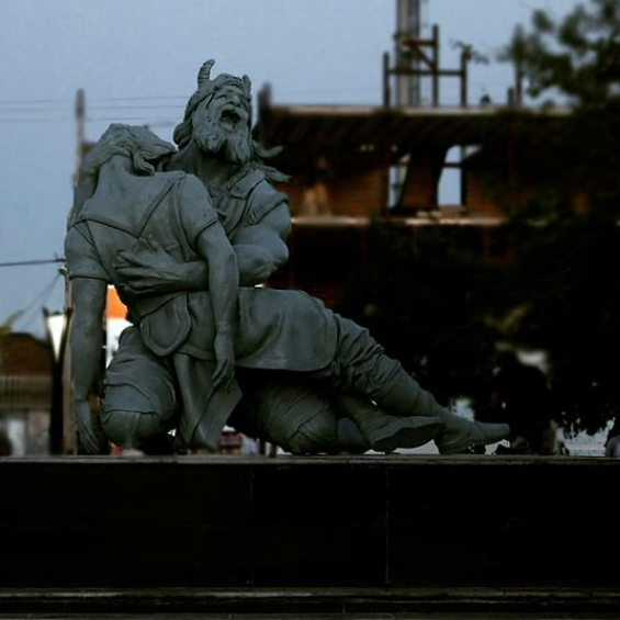 رونمایی از تندیس «زاری رستم بر پیکر سهراب» در آرامگاه فردوسی