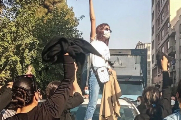 هيومان رايتس ووتش: إيران تنكل بالمعارضين والحقوقيين عشية ذكرى "احتجاجات مهسا أميني"