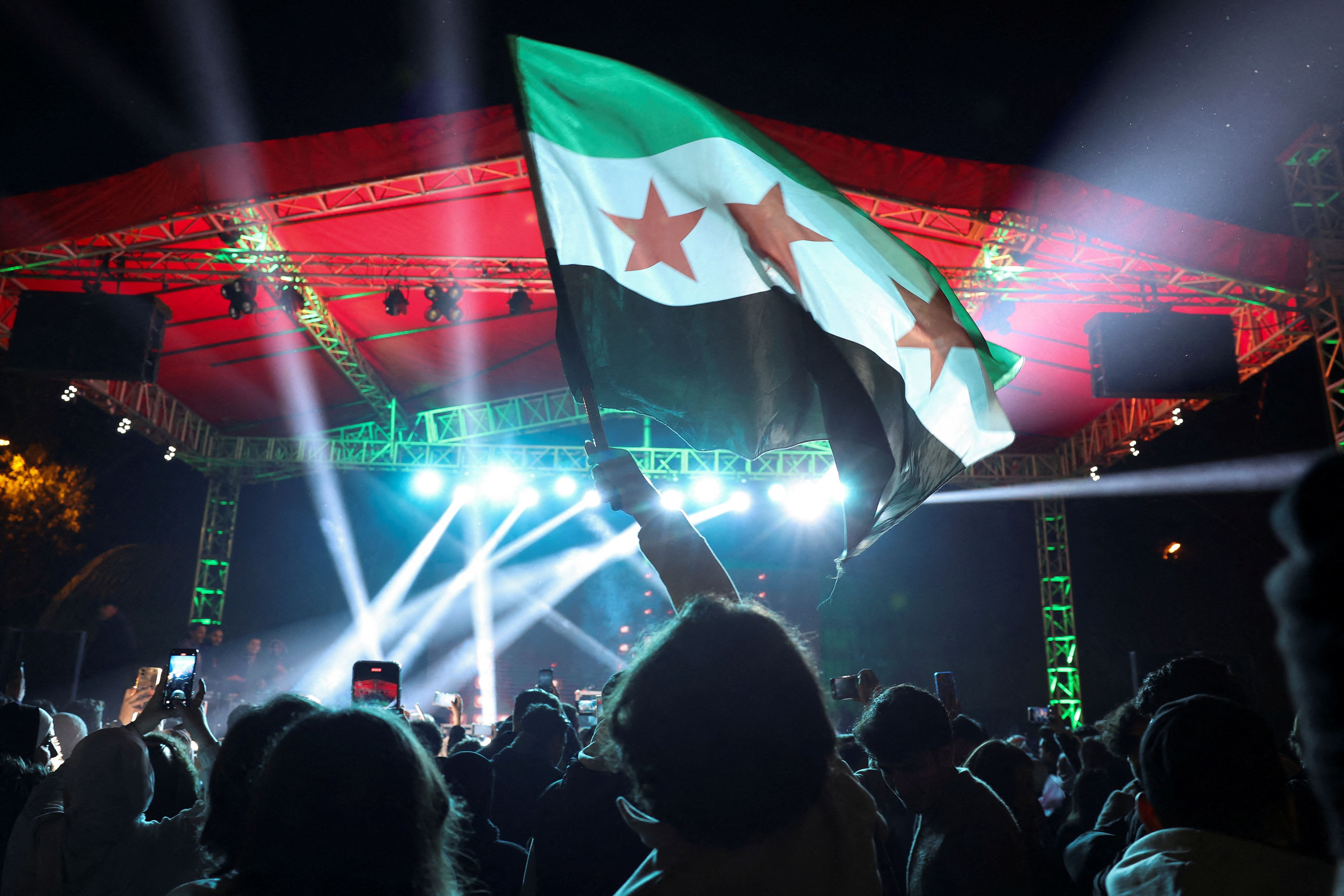 شادی مردم سوریه در نخستین جشن سال نو میلادی پس از سقوط بشار اسد، دمشق، ۱۲ دی