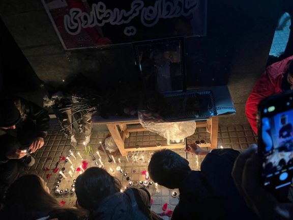 مردم مقابل خانه حمیدرضا روحی گل و شمع گذاشتند