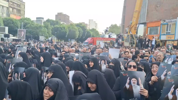 حسین رونقی، فعال سیاسی: طبیعیترین واکنش این مردم رنجکشیده، شادی با غم شماست