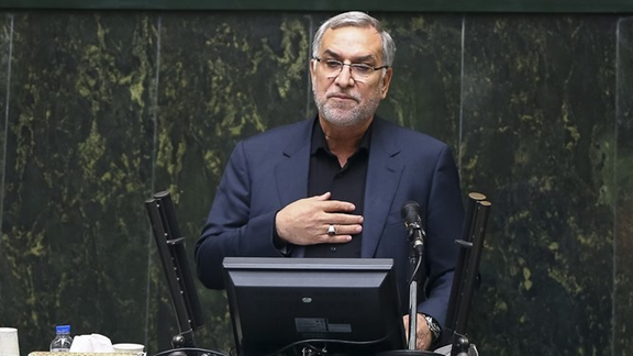 وزیر بهداشت: افرادی که واکسن نزنند ممکن است از خدمات بانکی و سفر محروم شوند