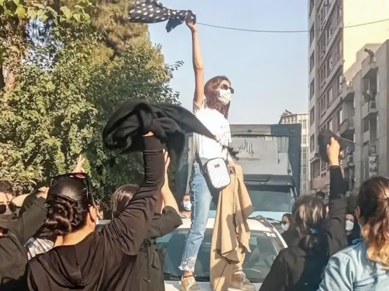 در اسناد فاش شده، ۲۵ نفر به حمل سلاح، حمله به بسیجی و برداشتن روسری متهم‌اند 