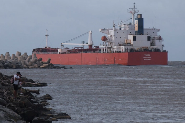 بعد العقوبات الأميركية.. العراق يحقق في تهريب النفط الإيراني عبر موانئه