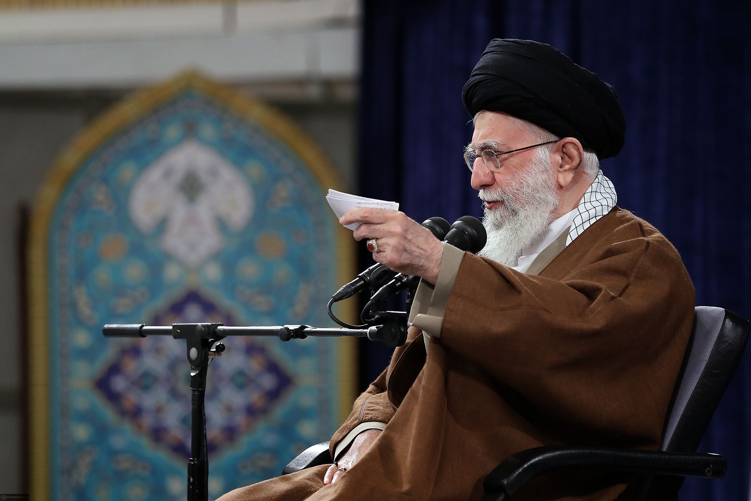 واکنش دیرهنگام خامنه‌ای به اعتراض‌های معیشتی و حمایت از برنامه‌های اقتصادی دولت