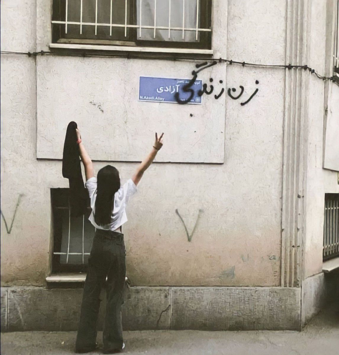  به دلیل سرپیچی از حجاب اجباری، حکم ۷۴ ضربه شلاق رویا حشمتی اجرا شد