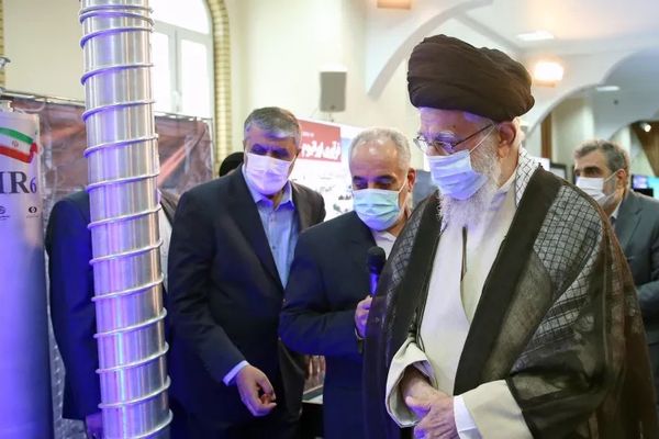 ضغط من الشرق وتحذير من الغرب.. الملف النووي الإيراني يعود إلى نقطة الغليان