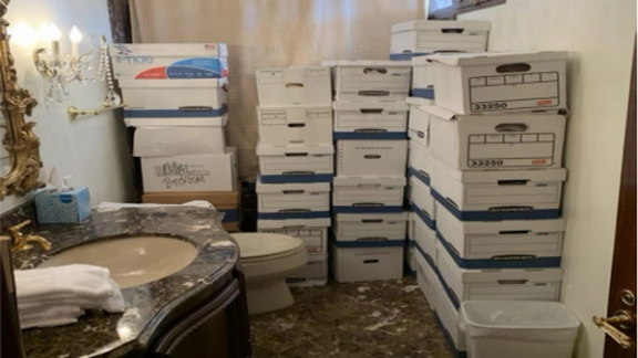 متن کیفرخواست؛ دونالد ترامپ اسناد طبقهبندیشده دولتی را در حمام و سالن رقص نگهداری میکرد