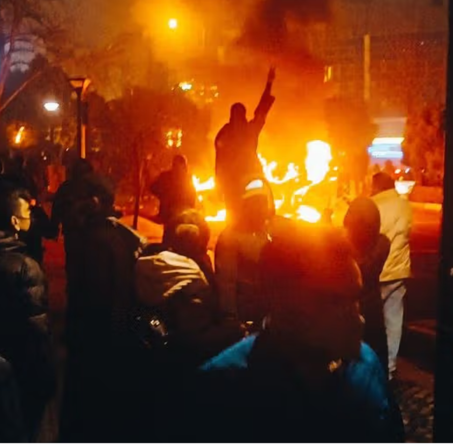 رئيس "لجنة الأمن القومي" في إيران يؤكد مقتل آلاف المدنيين أمام مقارّ الباسيج وقوات الأمن