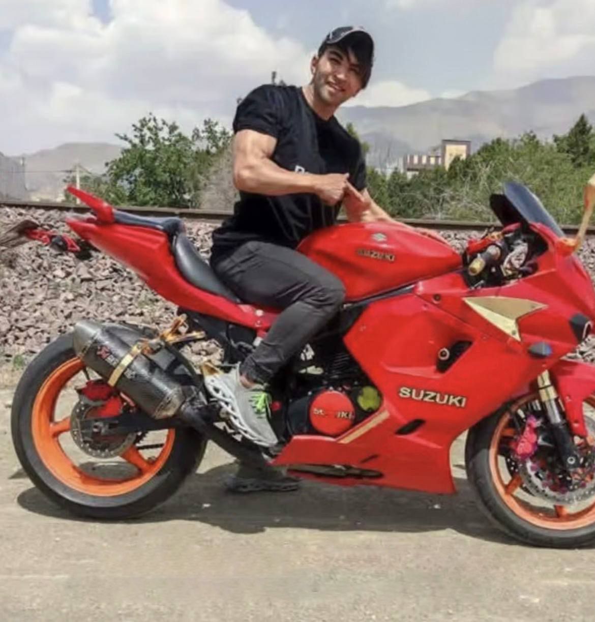 مسعود رضایی‌نو، معروف به «مسعود فنر»، مربی هنرهای رزمی، در هنگام کمک به مجروحان، کشته شد