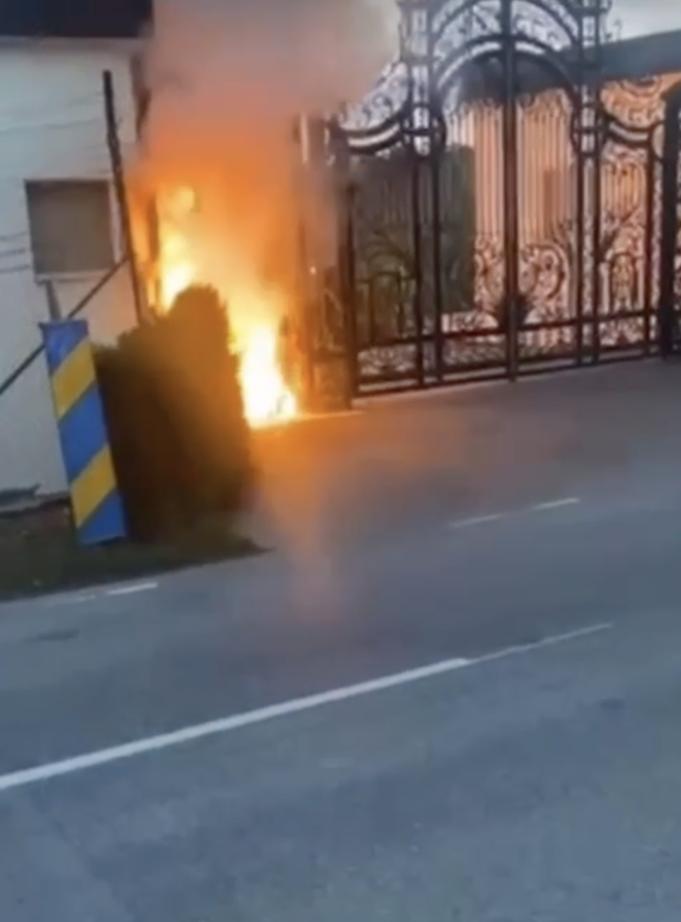 پلیس سوئد از آتش‌سوزی در مقابل سفارت جمهوری اسلامی در استکهلم خبر داد