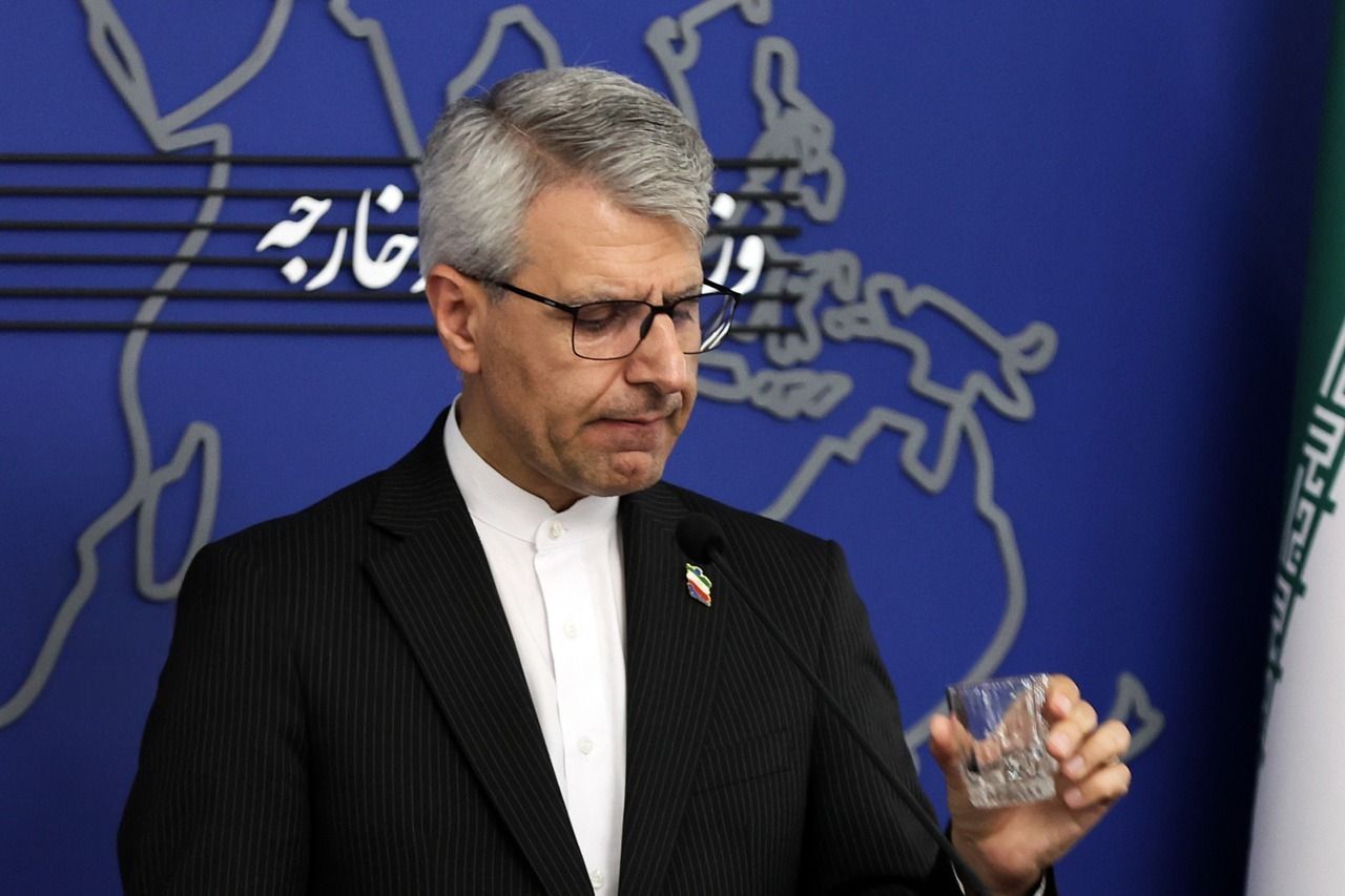 سپاه پاسداران مانع عبور ۶ کشتی از تنگه هرمز شد و تهران بر بسته بودن این گذرگاه تاکید کرد