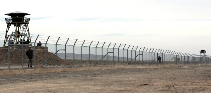 A general view shows the Natanz uranium enrichment facility in Natanz, about 322km (200 miles) south of Tehran March 9, 2006.