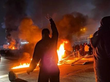 شاهزاده رضا پهلوی در پیامی تازه از معترضان خواست به حضور خیابانی خود ادامه دهند