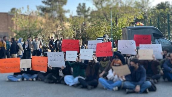 احتجاجات طلابية حاشدة في جامعة طهران ضد الاتجار بـ "الحرم الجامعي" و"الفصل بين الجنسين"