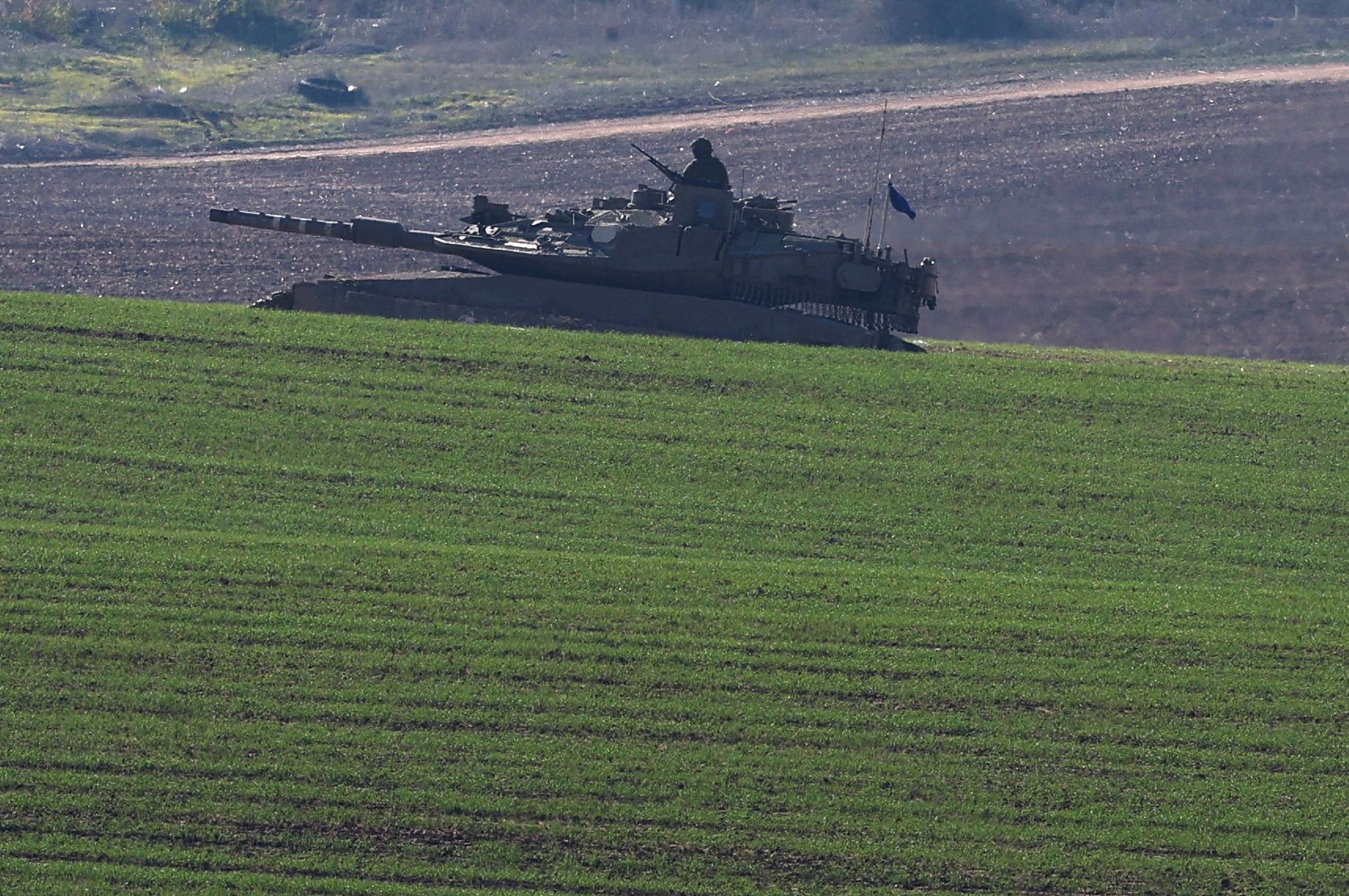 یک تانک اسرائیلی در حال بازگشت به این کشور پس از انجام عملیات در نوار غزه، ۱۳ دی