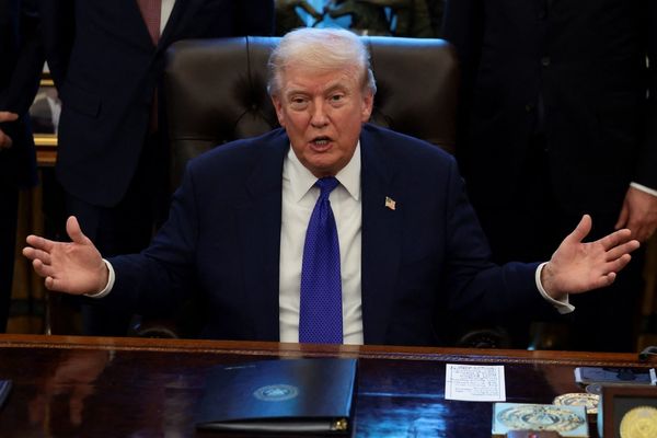 Trump pairs deal talk with war threats ahead of Iran negotiations