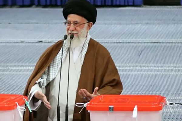 ناشط سياسي إيراني يصف الانتخابات الأخيرة بـ"الفشل التاريخي" للمرشد خامنئي