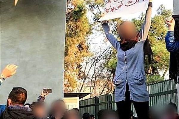 السلطات الإيرانية تستدعي طلابا جامعيين لمنع مشاركتهم في ذكرى الانتفاضة الشعبية