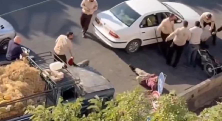 تهديدات للنشطاء بعد نشرهم فيديو اعتداء موظفين حكوميين على الباعة الجائلين في قزوين بإيران