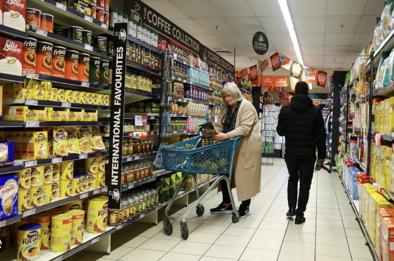 مصرف کنندگان و مالکان فروشگاه‌ها در بریتانیا نگران تاثیر جنگ ایران بر افزایش قیمت‌ها هستند