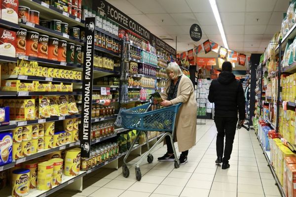 مصرف کنندگان و مالکان فروشگاهها در بریتانیا نگران تاثیر جنگ ایران بر افزایش قیمتها هستند