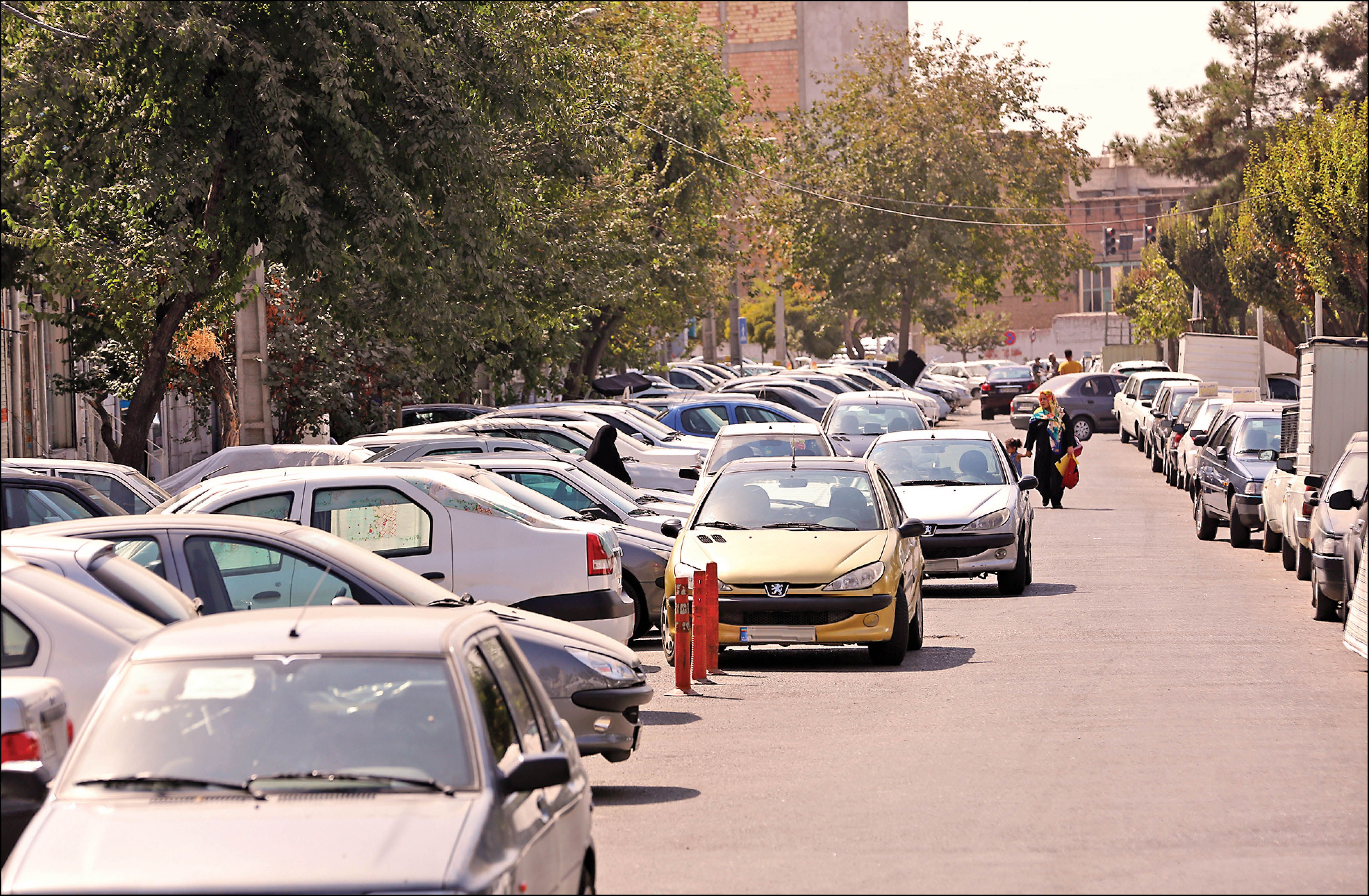 خبرگزاری مهر: در برخی خیابان‌های تهران، جای پارک بین ۱۵۰ تا ۵۰۰ هزار تومان فروخته می‌شود