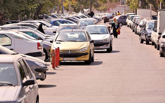 خبرگزاری مهر: در برخی خیابانهای تهران، جای پارک بین ۱۵۰ تا ۵۰۰ هزار تومان فروخته میشود
