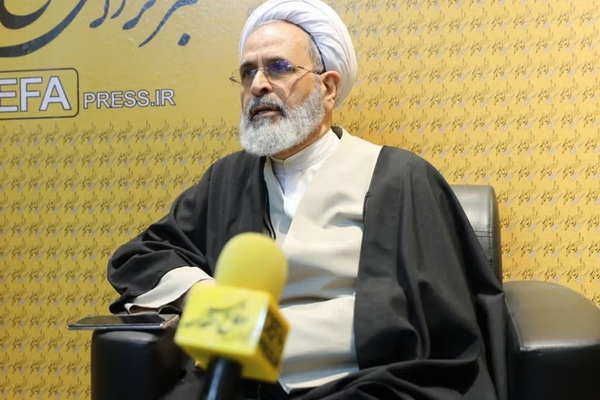 مدير الحوزات بإيران يحذر لبنان من نزع سلاح حزب الله ويصف عروض أميركا بـ"الحلوى السامة"