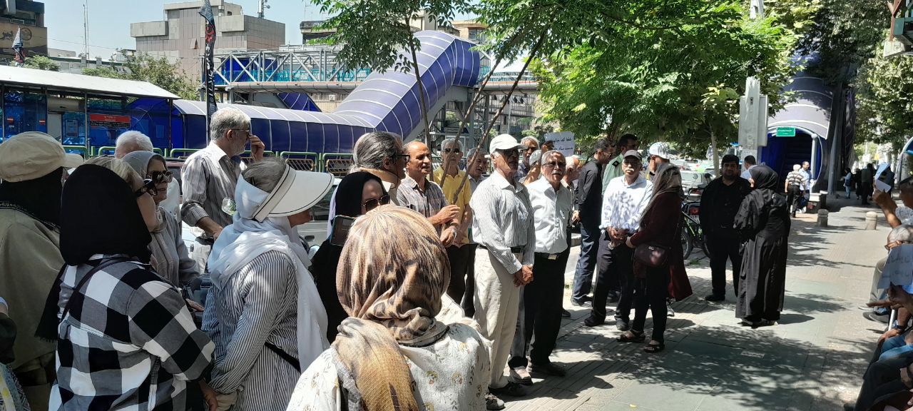 بازنشستگان در شهرهای مختلف کشور تجمع اعتراضی برگزار کردند