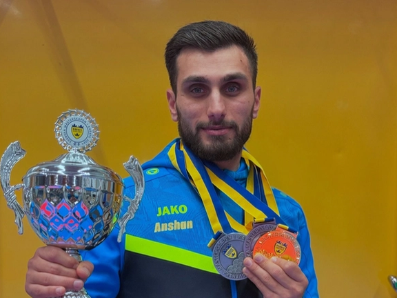 تقدیم به صالح میرهاشمی و محمدمهدی کرمی؛ طلای مسابقات قهرمانی کاراته سوئد برای آنشان خسروی