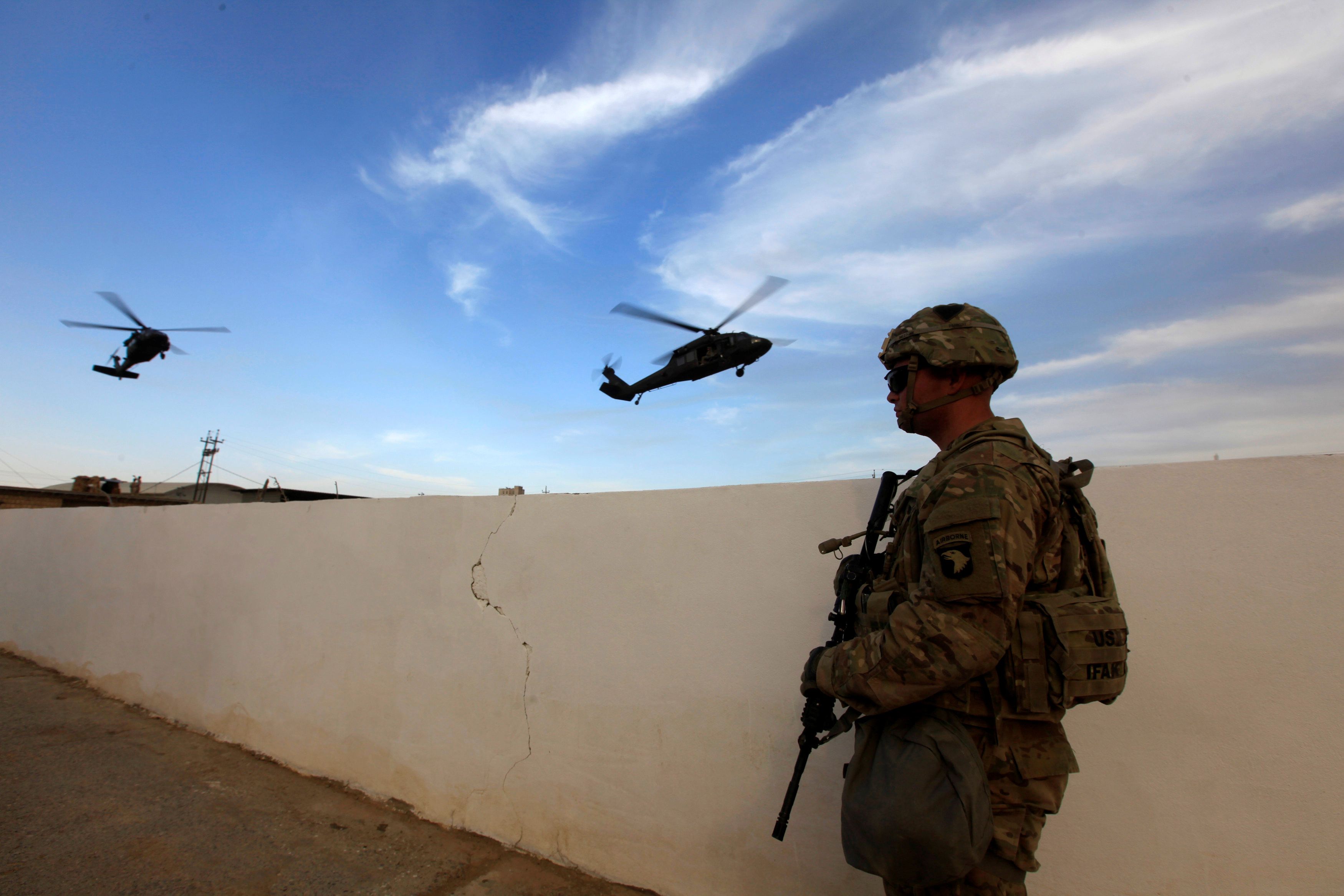 A US army soldier stands with his weapon at a military base in the Makhmour area near Mosul/ File Photo