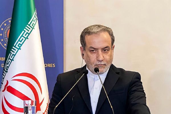 عراقجي يطالب الاتحاد الأوروبي برفع العقوبات عن الطيران الإيراني بعد تصريح الرئيس الأوكراني