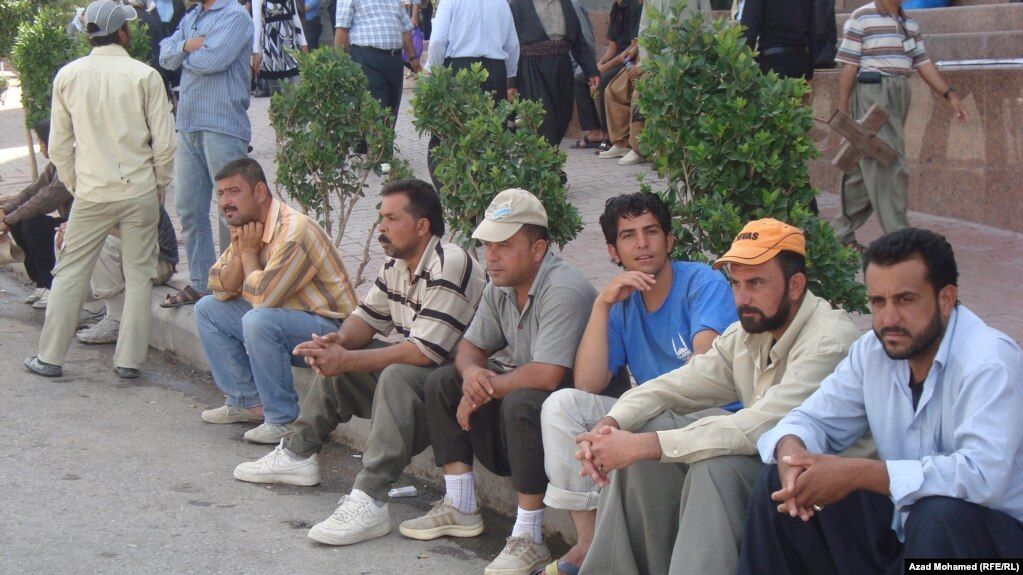 رئيس صندوق التنمية الوطنية الإيراني يحذر من تحول الإيرانيين إلى "عمال لدى دول الجوار"