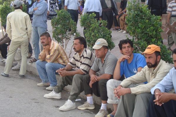 رئيس صندوق التنمية الوطنية الإيراني يحذر من تحول الإيرانيين إلى "عمال لدى دول الجوار"
