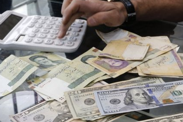 الدولار يسجل مستويات قياسية جديدة أمام التومان الإيراني.. والمركزي يلغي "نقابة الصرافين"