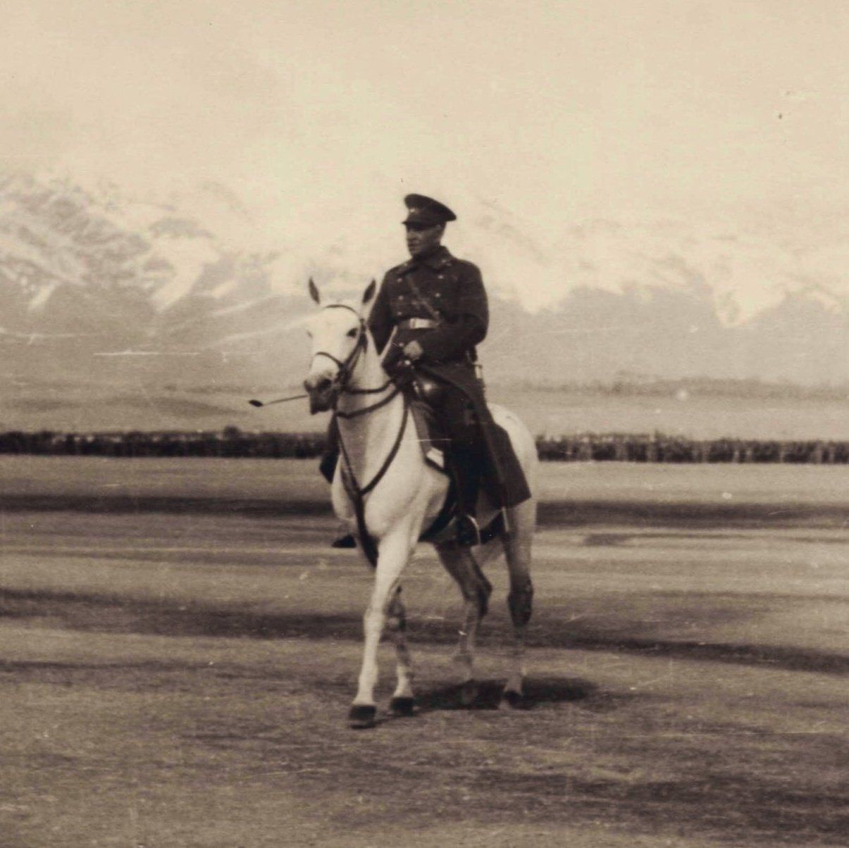 صدمین سالگرد انقراض قاجار؛ رضاخان چطور رضاشاه شد؟