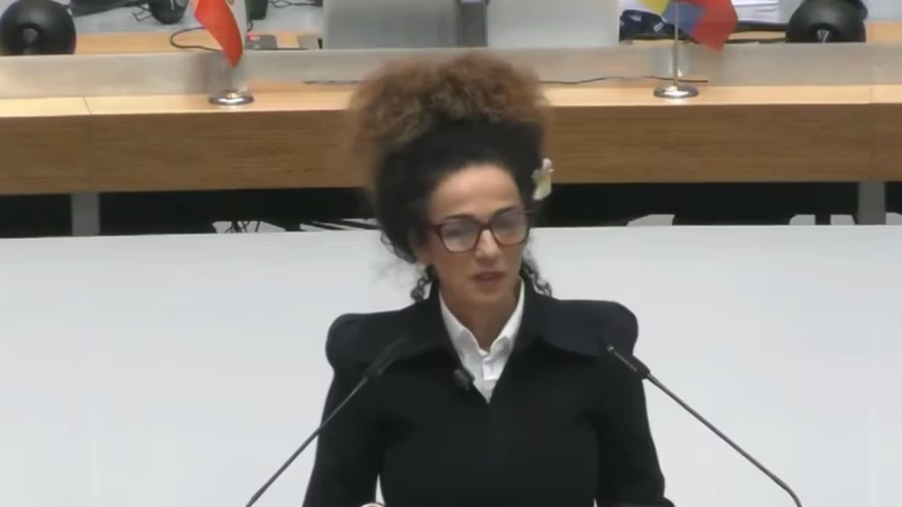 تناقضًا مع سياسات النظام الإيراني.. احتفال رسمي في طهران بمشاركة نساء دون "حجاب إجباري"