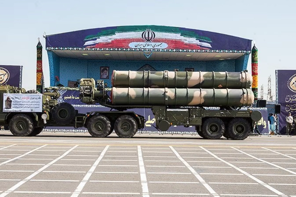 مساعد قائد الجيش الإيراني يقرّ بتدمير أجزاء من أنظمة الدفاعات الجوية على يد إسرائيل