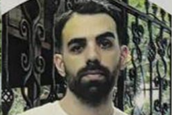 حسن فلاحی پس از جراحت دوباره به اعتراضات رفت و با تیر جنگی در آغوش مادرش جان باخت